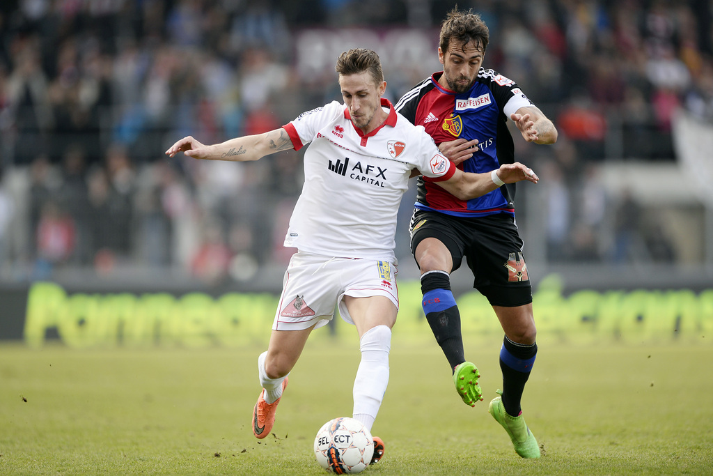 Le joueur valaisan Vincent Ruefli, a gauche, et le joueur balois Davide Calla, a droite, luttent pour le ballon lors de la rencontre de football de Super League entre le FC Sion et le FC Bale ce dimanche 20 mars 2016 au stade de Tourbillon a Sion. (KEYSTONE/Olivier Maire)