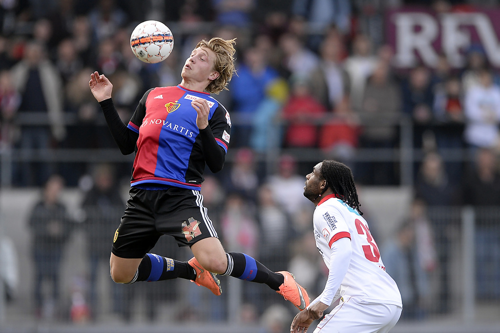 Le joueur balois Alexander Fransson, a gauche, et le joueur valaisan Leo Itaperuna, a droite, luttent pour le ballon lors de la rencontre de football de Super League entre le FC Sion et le FC Bale ce dimanche 20 mars 2016 au stade de Tourbillon a Sion. (KEYSTONE/Olivier Maire)