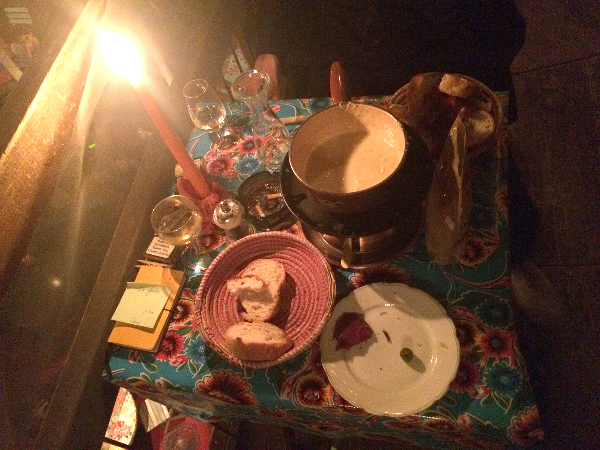 Fondue und Zigaretten am selben Tisch. Win win.