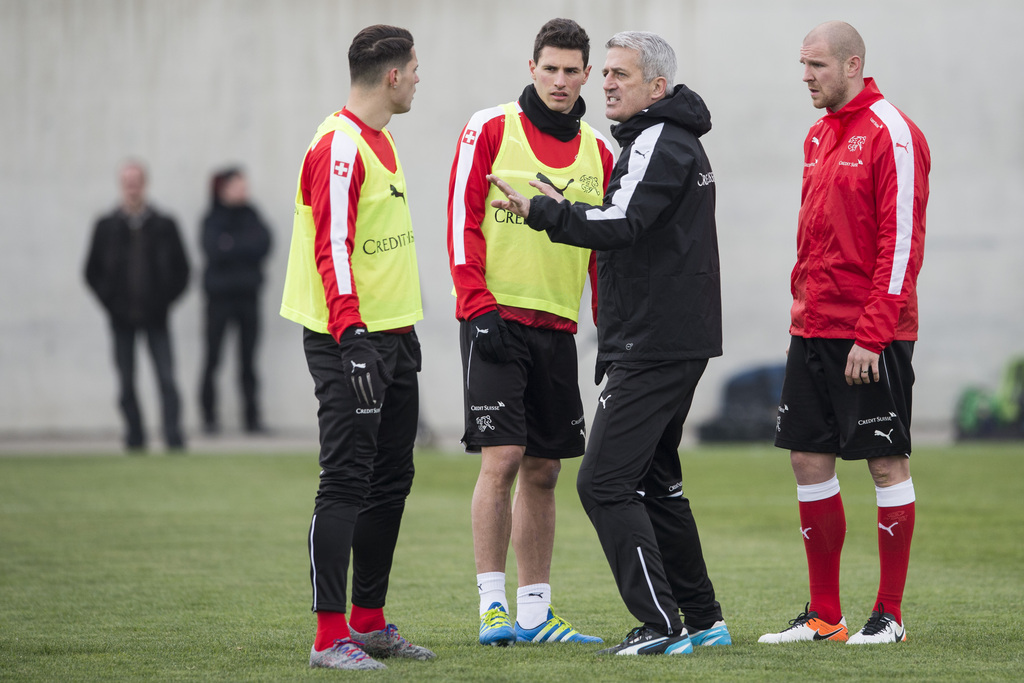 Granit Xhaka, Fabian Schaer, Trainer Vladimir Petkovic und Philippe Senderos, von links, waehrend dem Training der Schweizer Fussball A-Nationalmannschaft am Mittwoch, 23. Maerz 2016, in Rapperswil-Jona. Die Schweiz tritt am Freitag zu einem EM-Testspiel gegen Irland an, am kommenden Dienstag empfaengt die SFV-Auswahl in Zuerich Bosnien-Herzegowina. (KEYSTONE/Ennio Leanza)