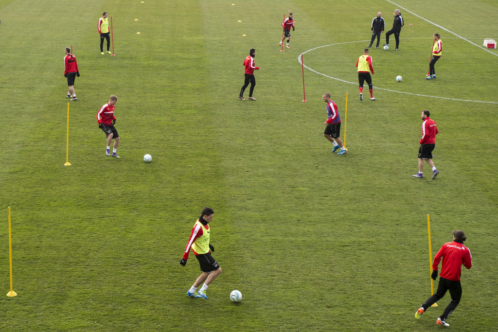 Die Spieler waehrend dem Training der Schweizer Fussball A-Nationalmannschaft am Mittwoch, 23. Maerz 2016, in Rapperswil-Jona. Die Schweiz tritt am Freitag zu einem EM-Testspiel gegen Irland an, am kommenden Dienstag empfaengt die SFV-Auswahl in Zuerich Bosnien-Herzegowina. (KEYSTONE/Ennio Leanza)