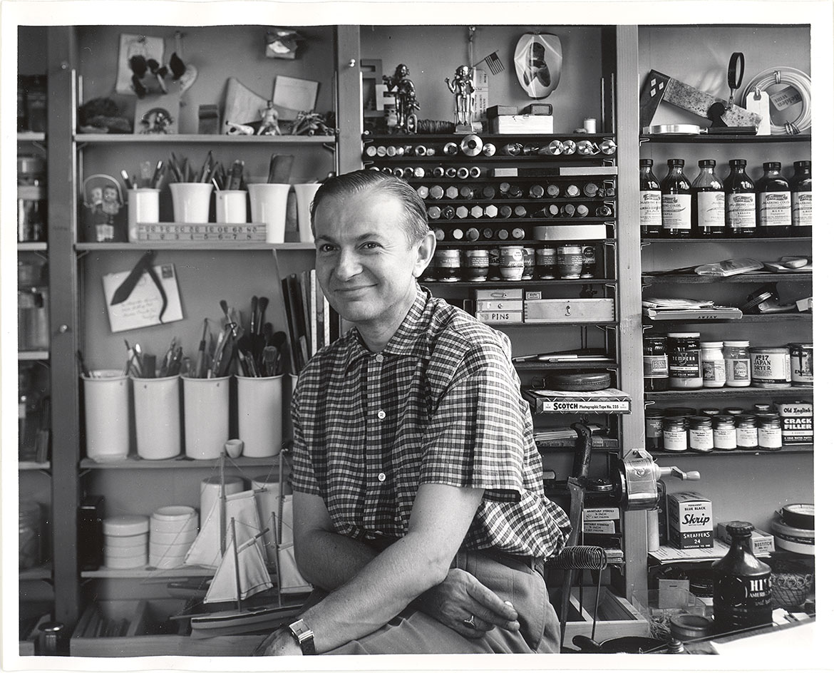 Alexander Girard in seinem Studio in den frühen 1950er Jahren, fotografiert von seinem langjährigen Freund Charles Eames.