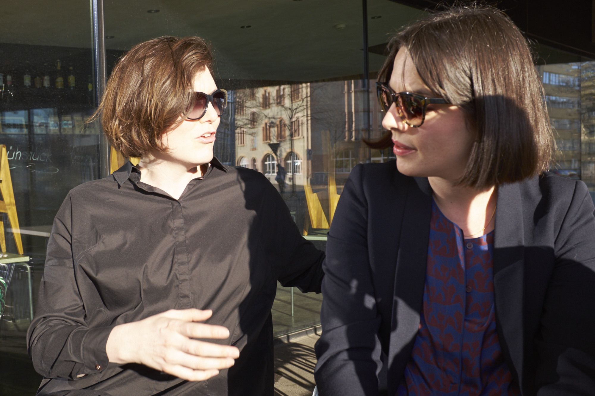 «Grenzen ausloten und Neues ausprobieren»: Alys Williams und Lea Whinyates Hess kurz vor der Eröffnung.