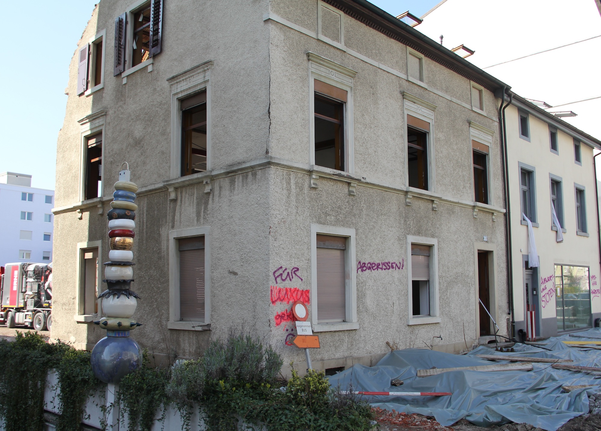 Als die «Villa Carmen» noch stand: Nach dem Tod des Eigentümers kam es im Altbau sowie in der Hofscheune zu mehreren Zwischennutzungen. 