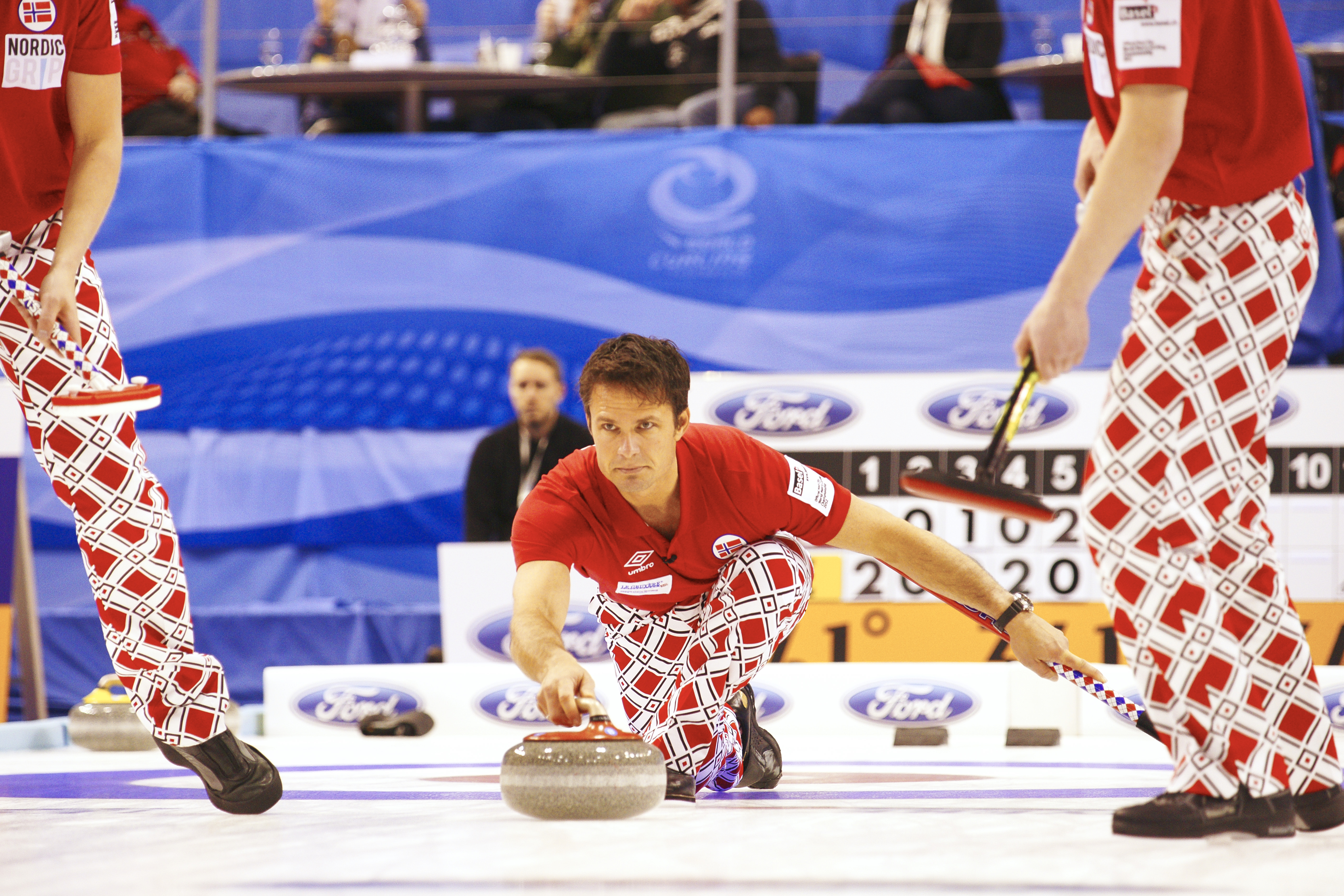 Fiel vor vier Jahren nicht nur wegen der extravaganten Hosen auf, sondern auch mit dem dritten Platz nach der Vorrunde: Norweger-Skip Thomas Ulsrud. Er wird auch dieses Jahr in Basel spielen.