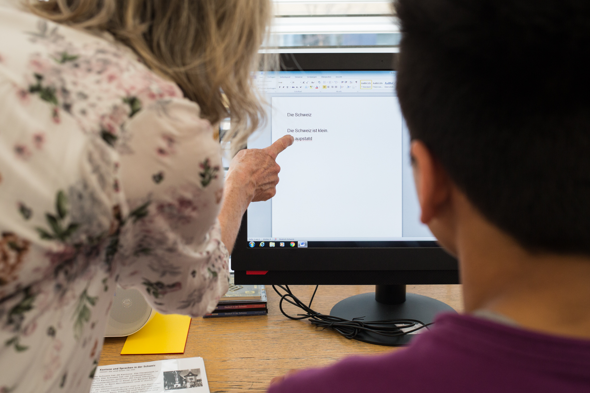 Sonderförderung für den Klassenbesten: Die Lehrerin diktiert Hamid kurze Texte, er tippt sie in den Computer.