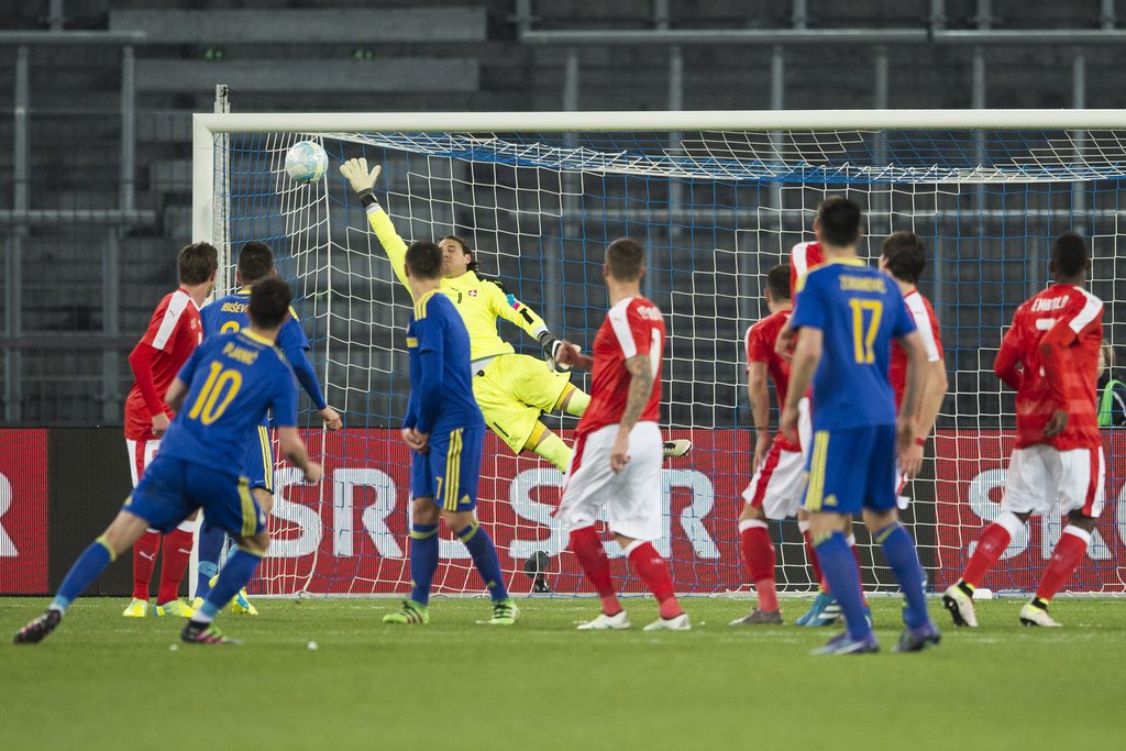 epa05235201 Bosnia-Herzegovina's midfielder Miralem Pjanic, left, on his way to the 0:2 goal during the friendly soccer match between Switzerland and Bosnia Herzegovina at the Letzigrund Stadium in Zurich, Switzerland, Tuesday, March 29, 2016. EPA/ENNIO LEANZA