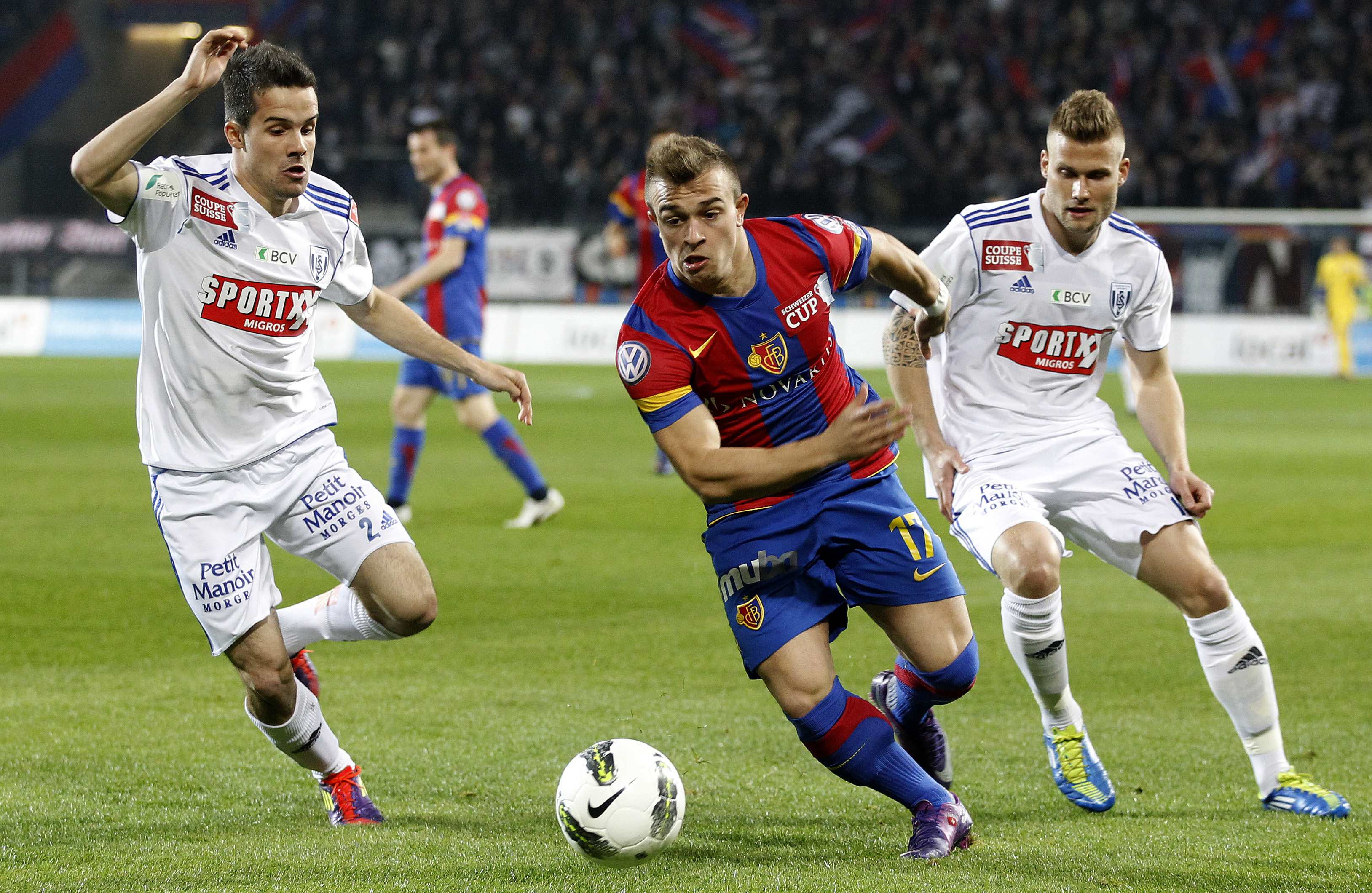 Dritter Waadtländer Anlauf. Die ersten drei Duelle der Saison hat der FC Basel gegen Lausanne mit 14:4 Toren gewonnen. Im Bild: Der Basler Xherdan Shaqiri gegen Janick Kamber (l.) and Michel Avanzini (r.).