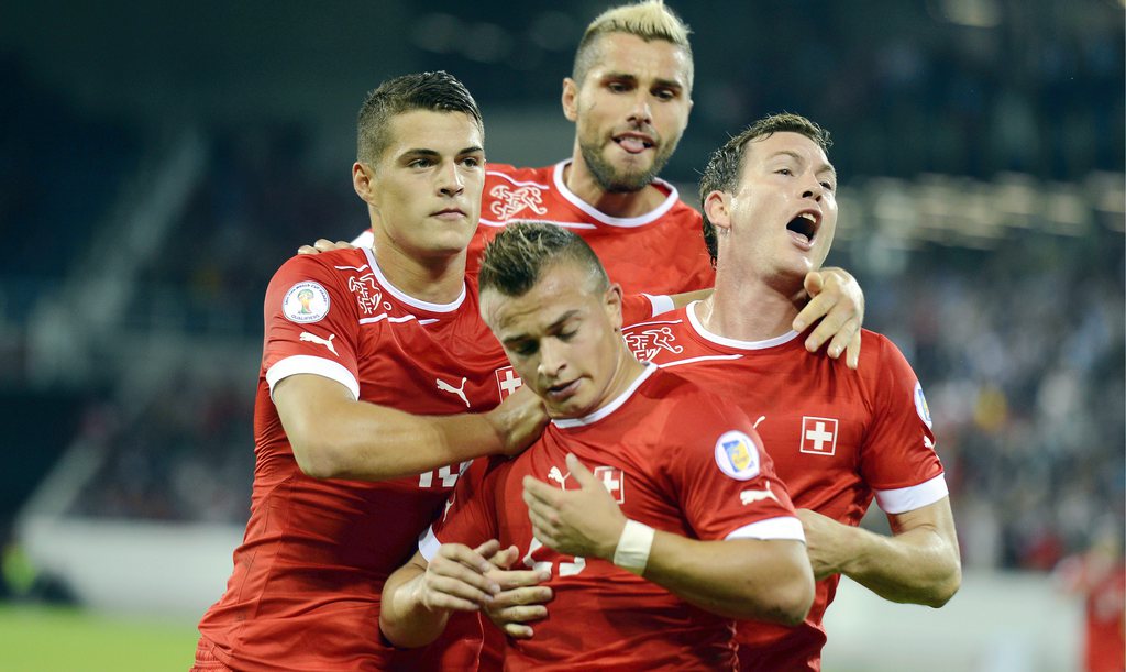 Das Jubeln übernahm Lichtsteiner (rechts): Die albanisch-stämmigen Xhaka, Behrami und Shaqiri quittieren das Führungstor ohne Triumphgeste.