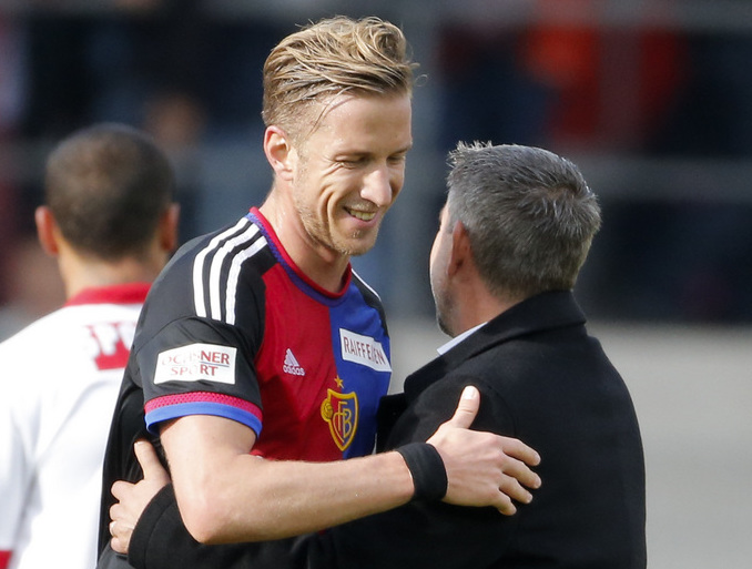 Le joueur balois Marc Janko, gauche, salue l'entraineur balois Urs Fischer apres la rencontre de football de Super League entre le FC Sion et le FC Bale 1893, ce dimanche 18 octobre 2015 au stade de Tourbillon a Sion. (KEYSTONE/Valentin Flauraud)
