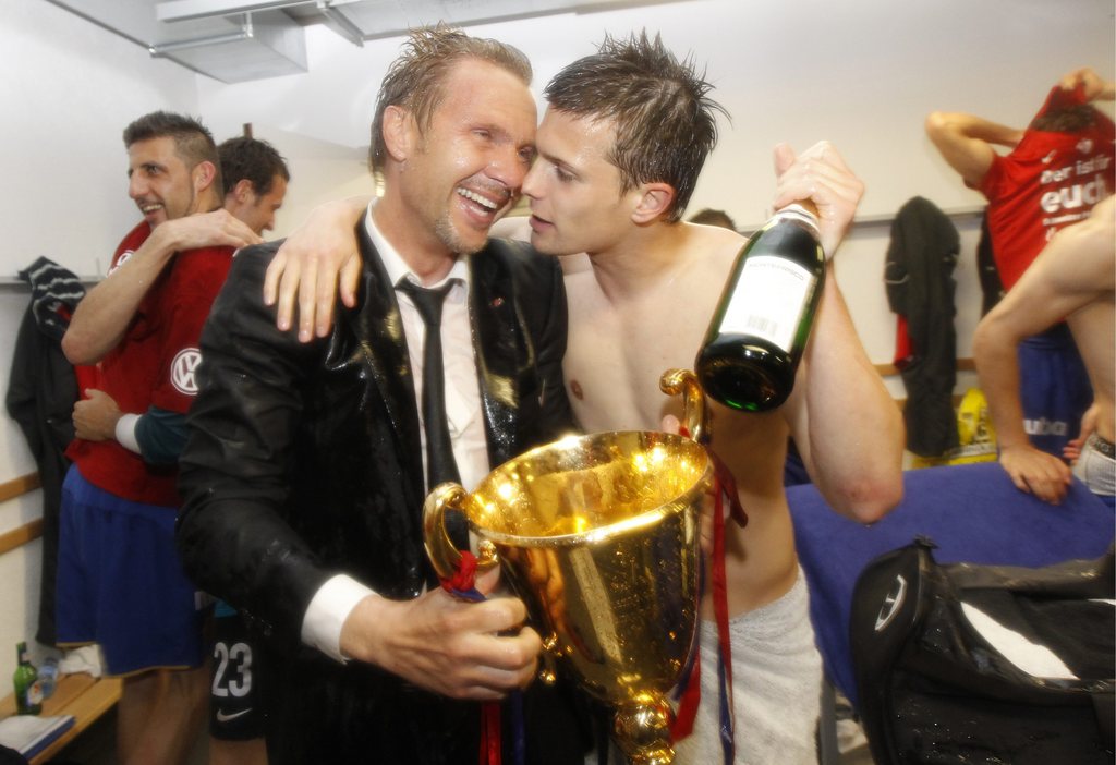 Basel's Trainer Thorsten Fink jubelt mit Valentin Stocker in der Kabine nach dem letzten Fussball Meisterschaftsspiel der Super League zwischen dem BSC Young Boys und dem FC Basel am Sonntag, 16. Mai 2010, im Stade de Suisse Wankdorf in Bern. (KEYSTONE/Peter Klaunzer)