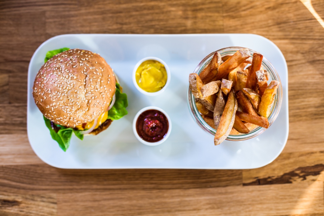 Ein Menü mit Burger und Pommes kostet zwischen 20 und 23 Franken.