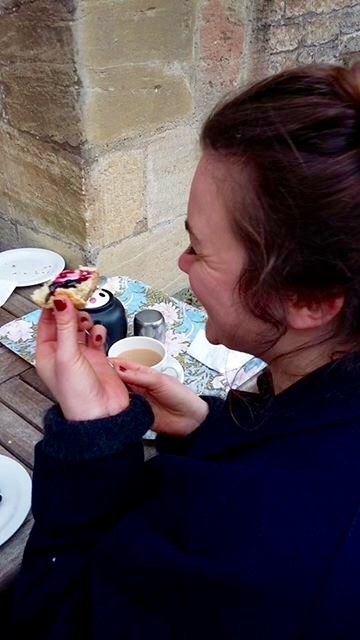 So sieht in Oxford eine glückliche Autorin mit Scone aus.