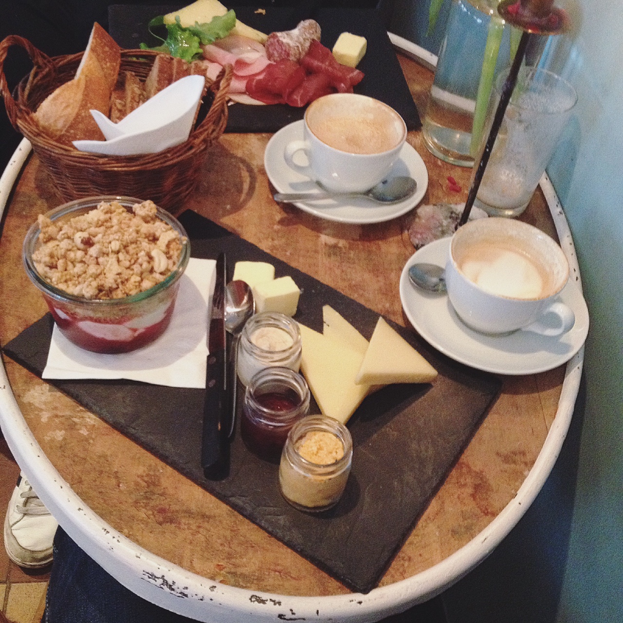 Dieser Feinschmecker war im Café Frühling an der Klybeckstrasse, wo das Frühstück offenbar adrett auf Brett serviert wird.