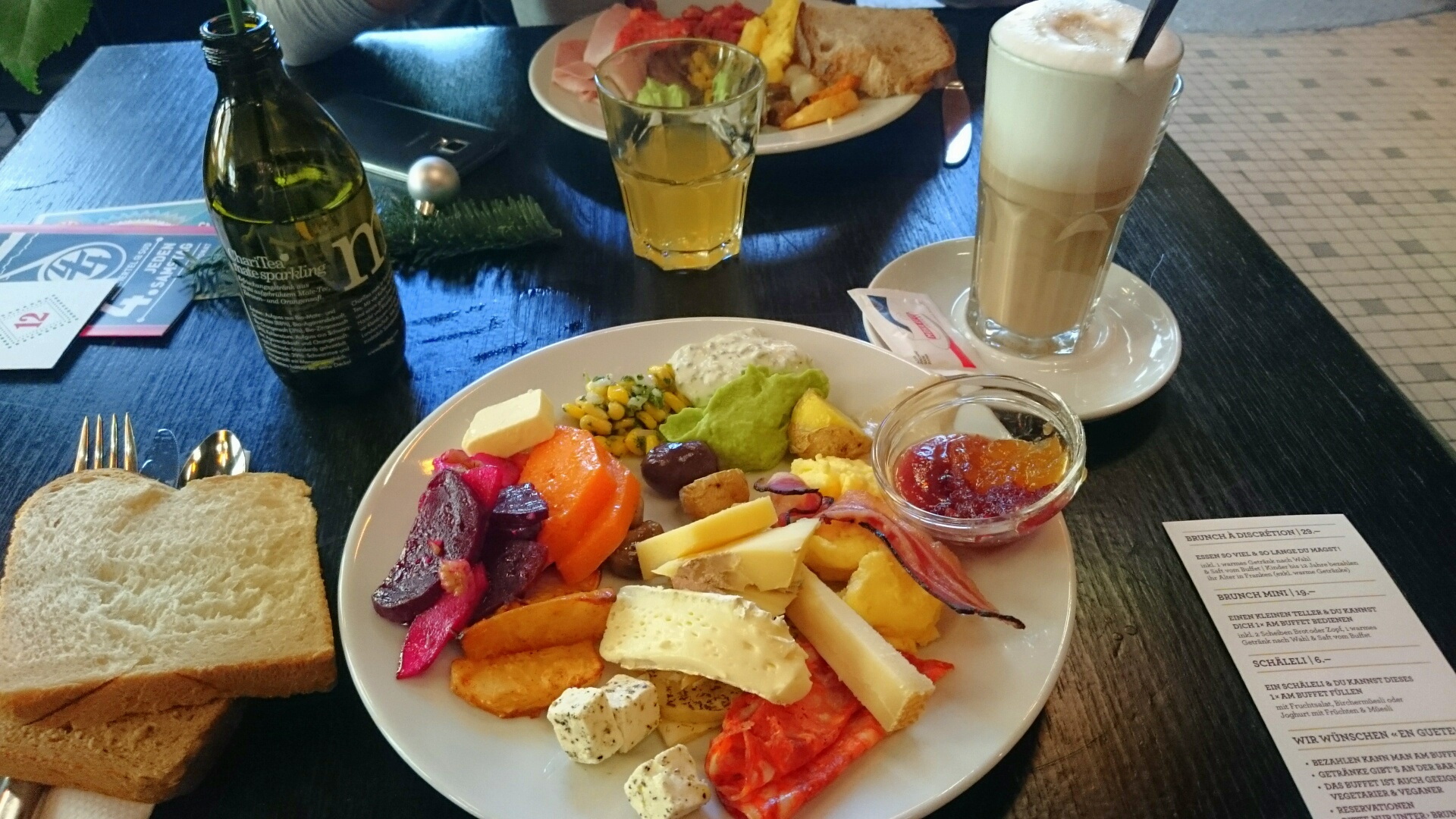 Den buntesten Brunch gab es offenbar im Sud, wo das Buffet alle erdenklichen Leckereien bereithält.