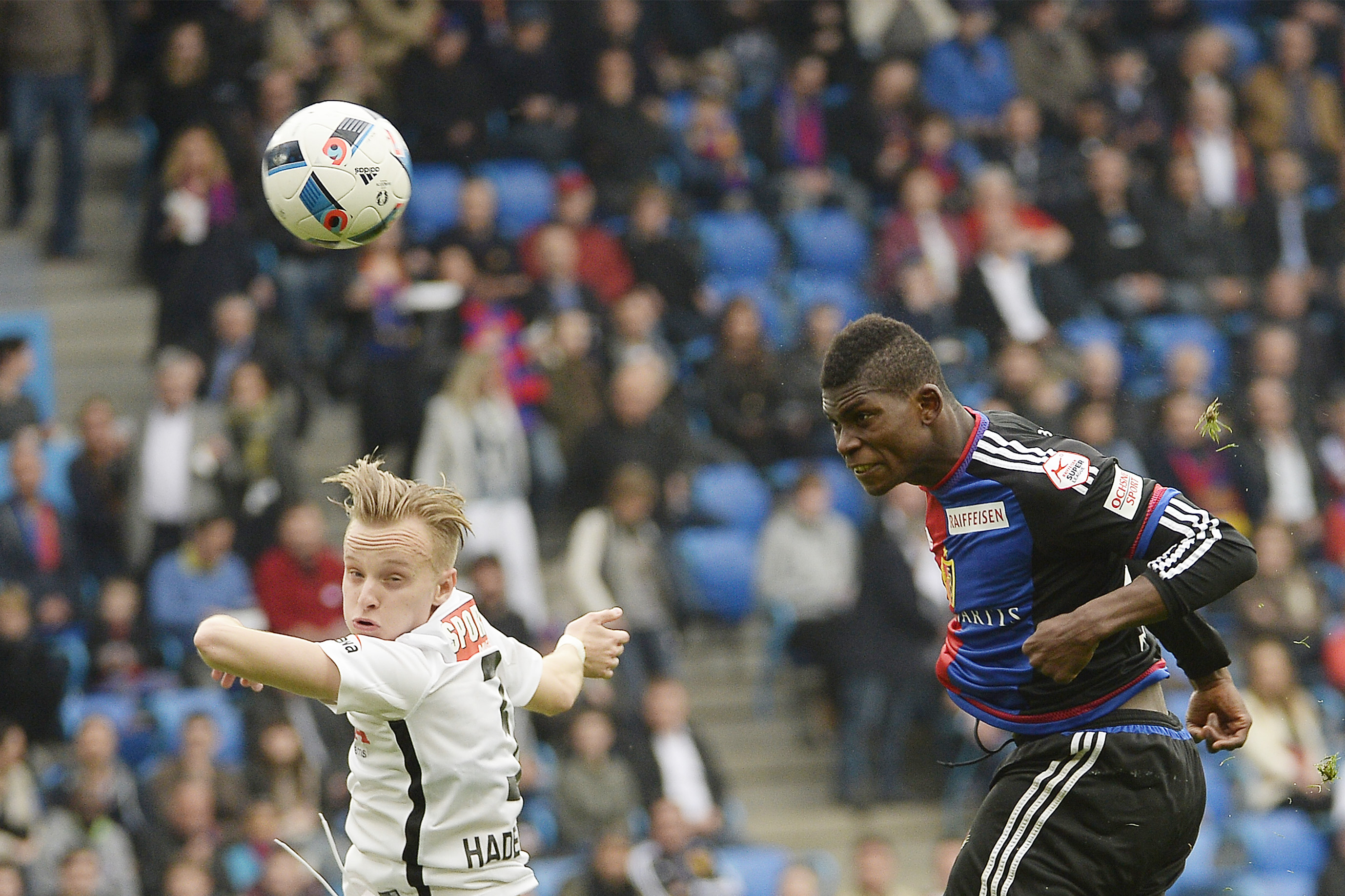 03.04.2016; Basel; Fussball Super League -FC Basel - BSC Young Boys; Breel Embolo (Basel) schiesst gegen Florent Hadergjonja (YB) das Tor zum 1:0 (Daniela Frutiger/freshfocus)