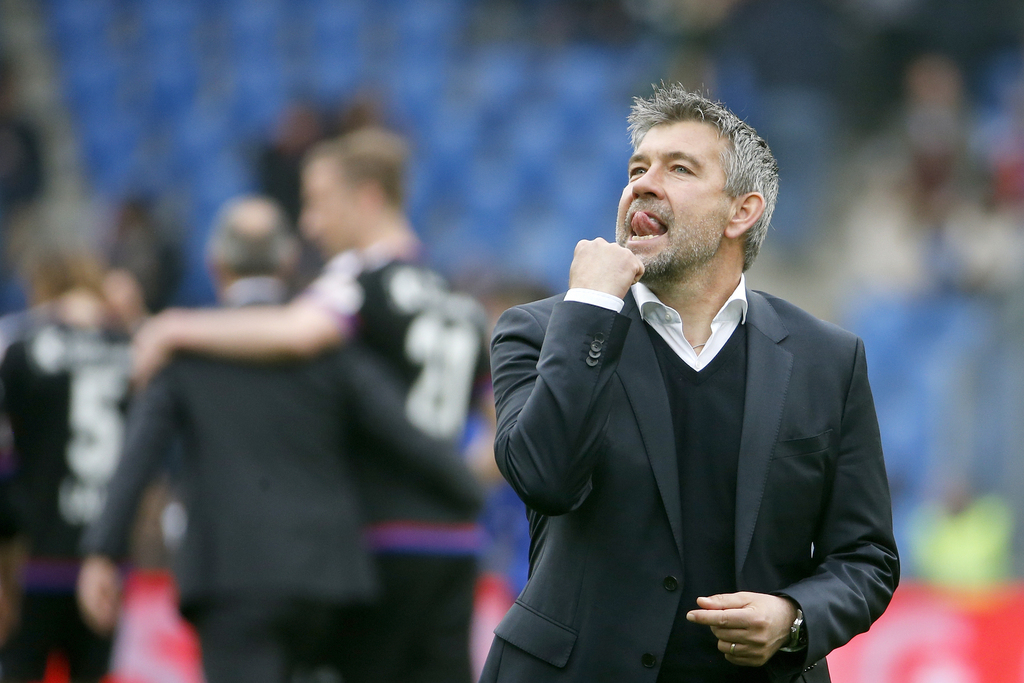 Der Basler Trainer Urs Fischer freut sich ueber den Sieg im Fussball Meisterschaftsspiel der Super League zwischen dem FC Basel 1893 und dem BSC Young Boys, im Stadion St. Jakob-Park in Basel, am Sonntag, 3. April 2016. (KEYSTONE/Alexandra Wey)