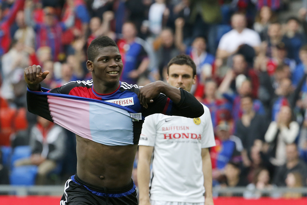 Der Basler Breel Embolo, links, jubelt nach dem ersten Tor im Fussball Meisterschaftsspiel der Super League zwischen dem FC Basel 1893 und dem BSC Young Boys, im Stadion St. Jakob-Park in Basel, am Sonntag, 3. April 2016. (KEYSTONE/Alexandra Wey)