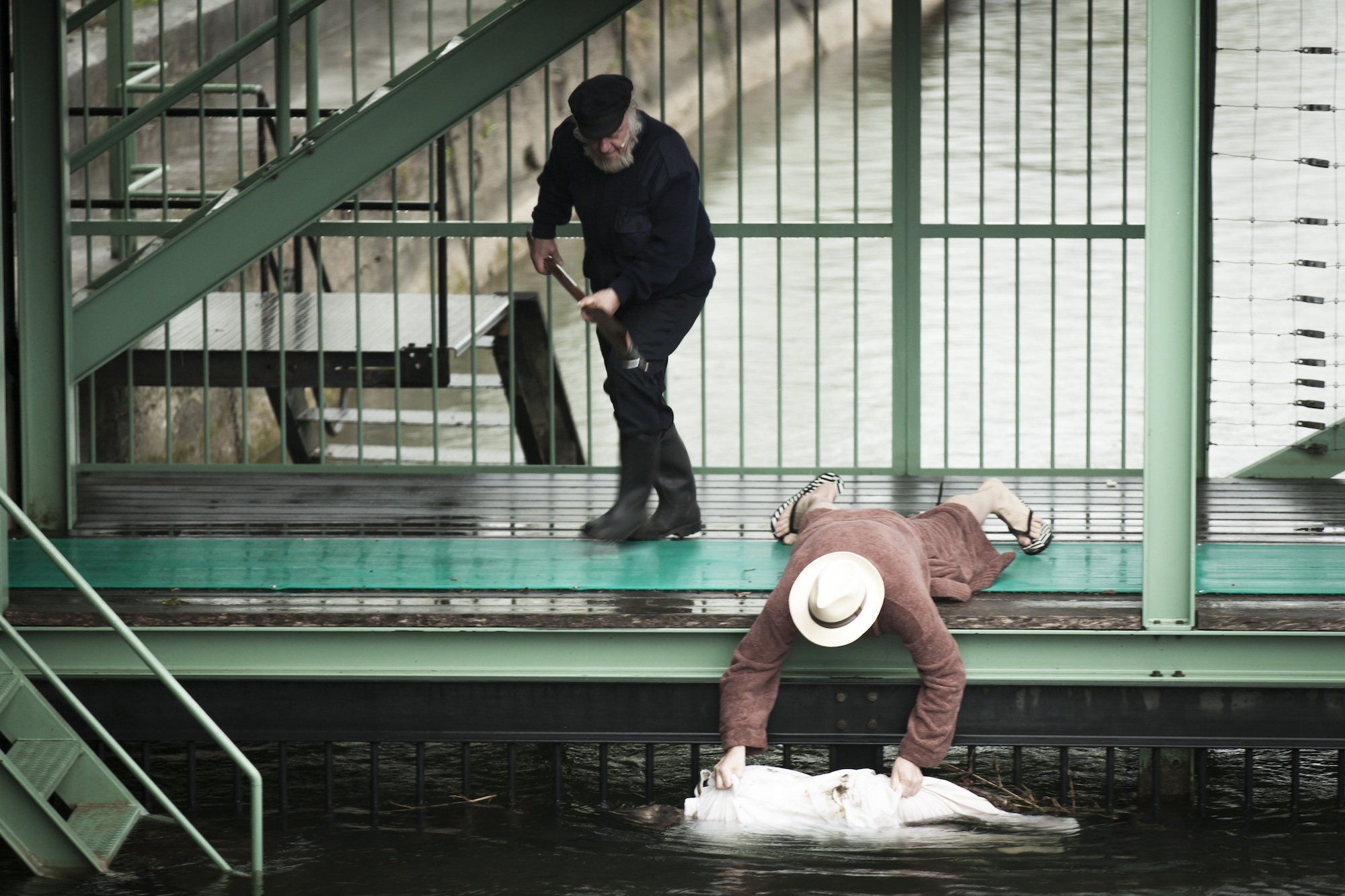 Der Rheinschiffer und der Kommissär (Martin A. Steiner und Andrea Bettini) fischen das Opfer aus dem Rhein.