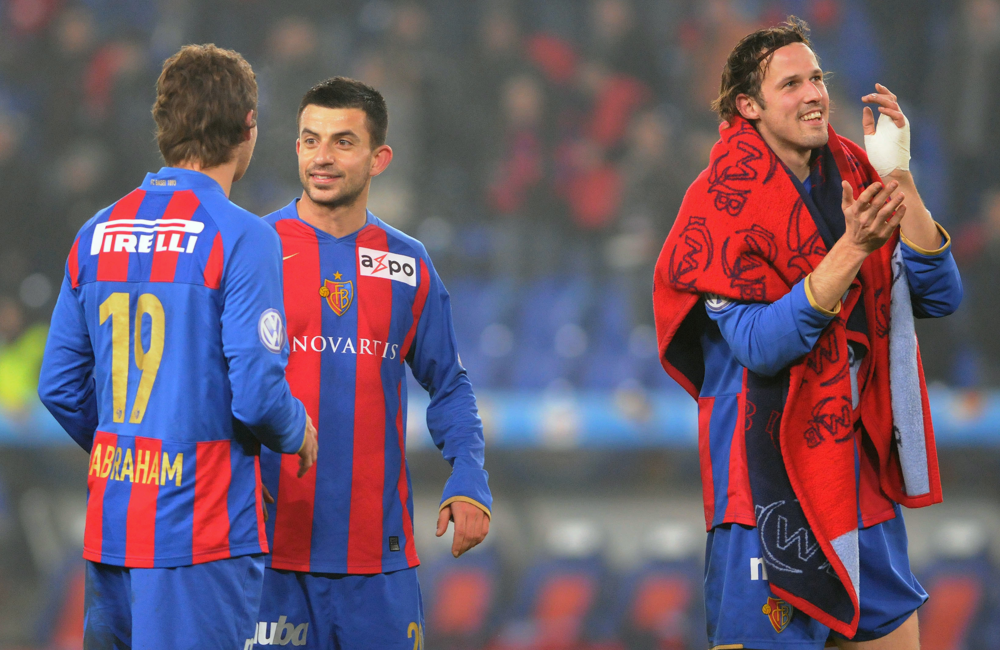 Basel, 07.02.2010, Basels David Abraham, Behrang Safari und Marco Streller jubeln nach dem Spiel © Roman Aeschbach/EQ Images