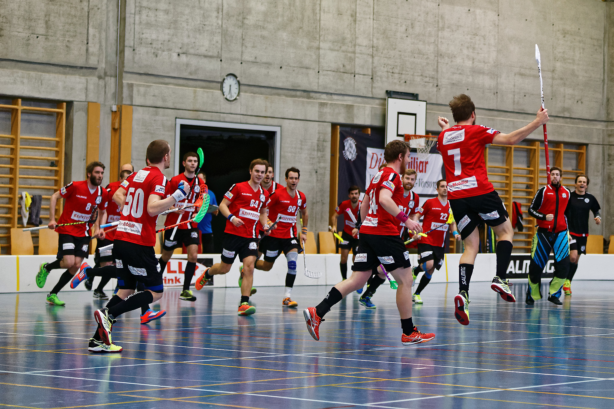 Zweimal haben die Unihockeyaner bereits gejubelt, jetzt braucht es noch einen dritten Sieg, um den Sprung von Basel Regio in die Natiionalliga B perfekt zu machen.