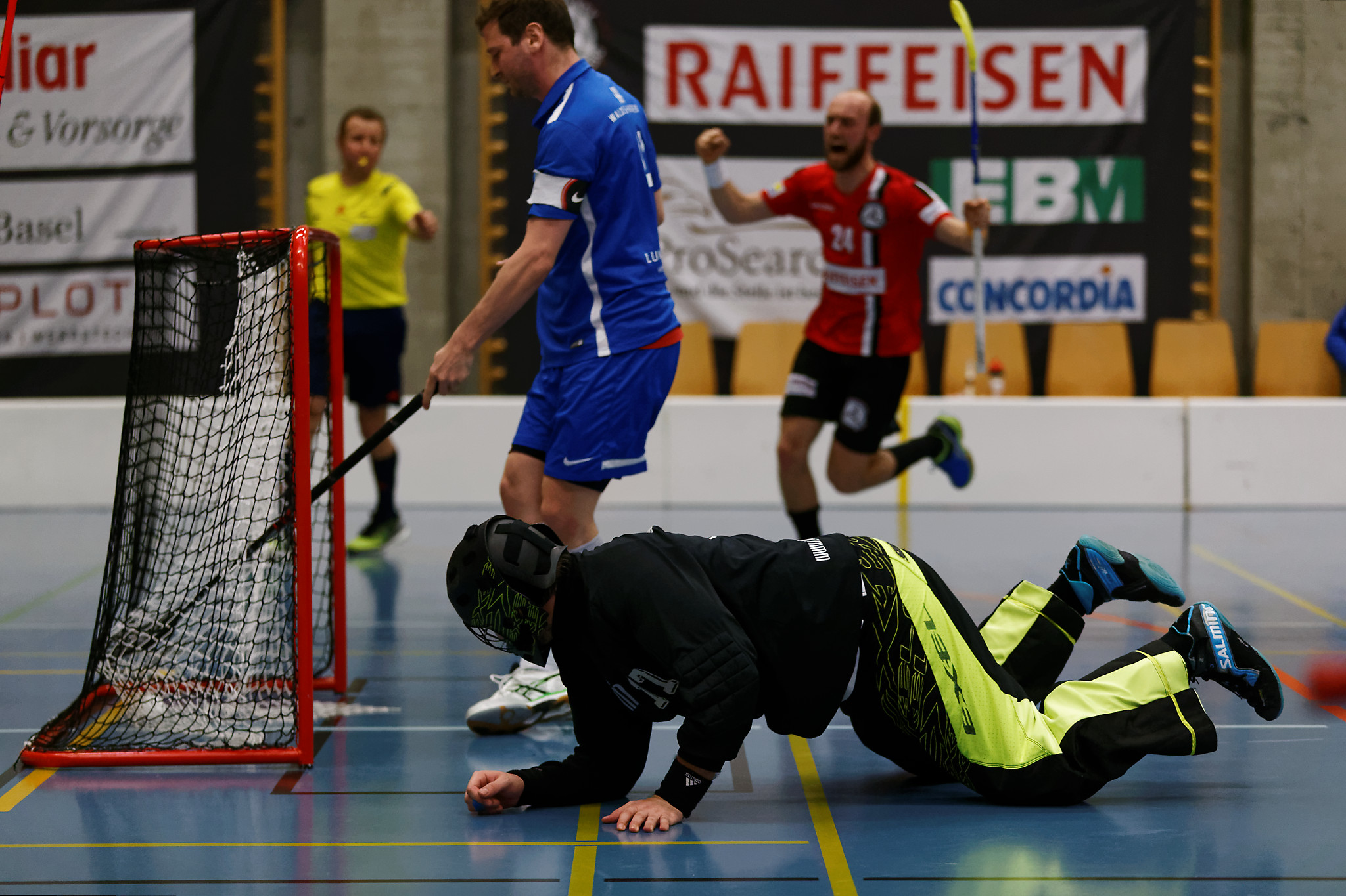 Die Zürcher am Boden, während das Heimteam (hier Simon Best) jubelt. Den Baslern war in dieser keine Niederlage beizubringen.