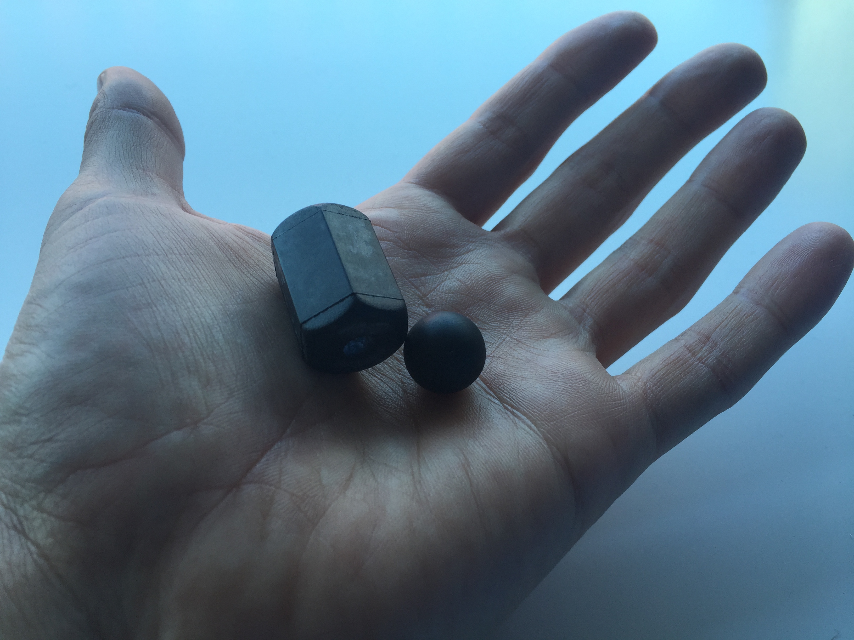 Hinter der Muttenzerkurve waren am Boden diese Geschosse zu finden.