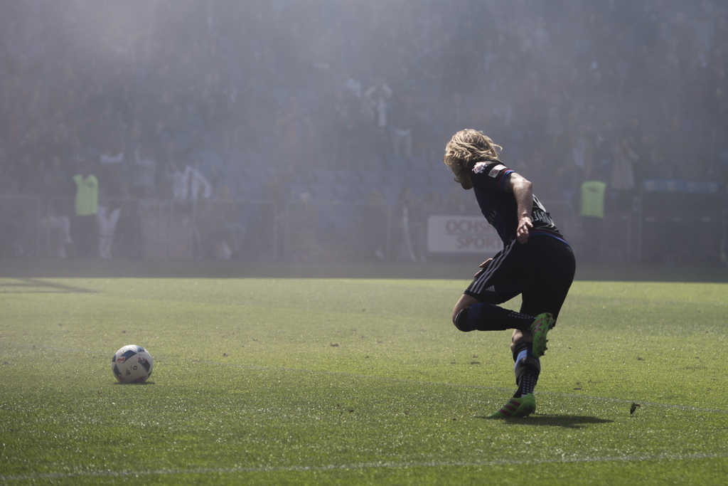 Der Basler Matias Delgado, auf seinem Weg zum 2:2 Tor im Fussball Meisterschaftsspiel der Super League zwischen dem FC Basel 1893 und dem FC Zuerich, im Stadion St. Jakob-Park in Basel, am Sonntag, 10. April 2016. (KEYSTONE/Ennio Leanza)