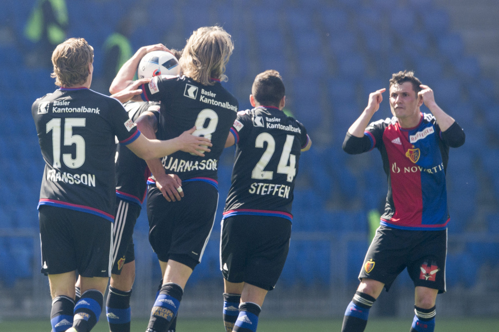 Die Basler jubeln im Fussball Meisterschaftsspiel der Super League zwischen dem FC Basel 1893 und dem FC Zuerich, im Stadion St. Jakob-Park in Basel, am Sonntag, 10. April 2016. (KEYSTONE/Ennio Leanza)