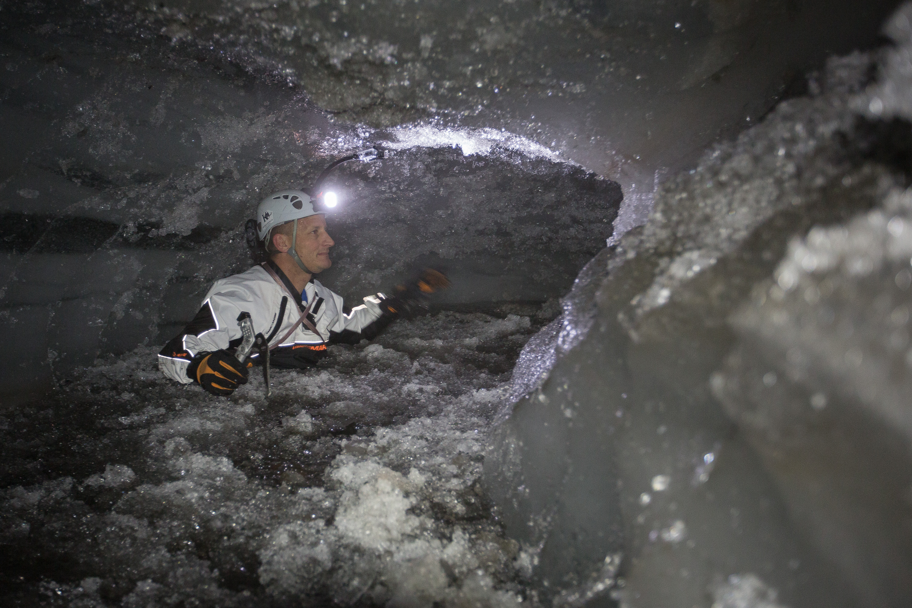 Je weiter Hervé und Fred in den Gletscher eindringen, desto öfter werden sie auf geflutete Schächte treffen