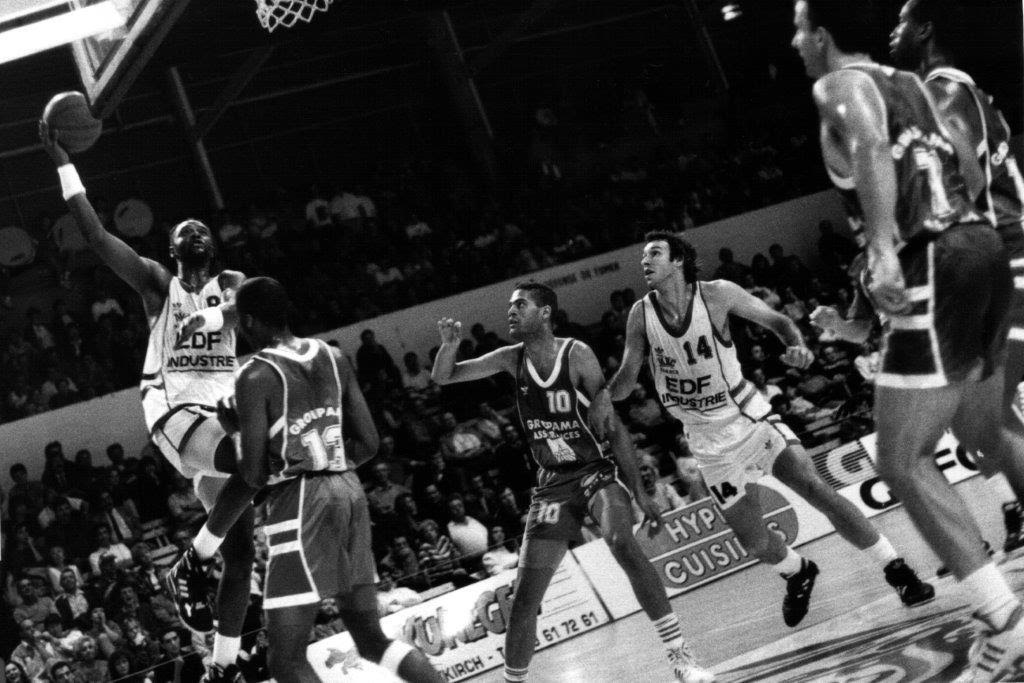 Joe Bryant, Kobe Bryants Vater in Aktion für den FC Mulhouse Basket.