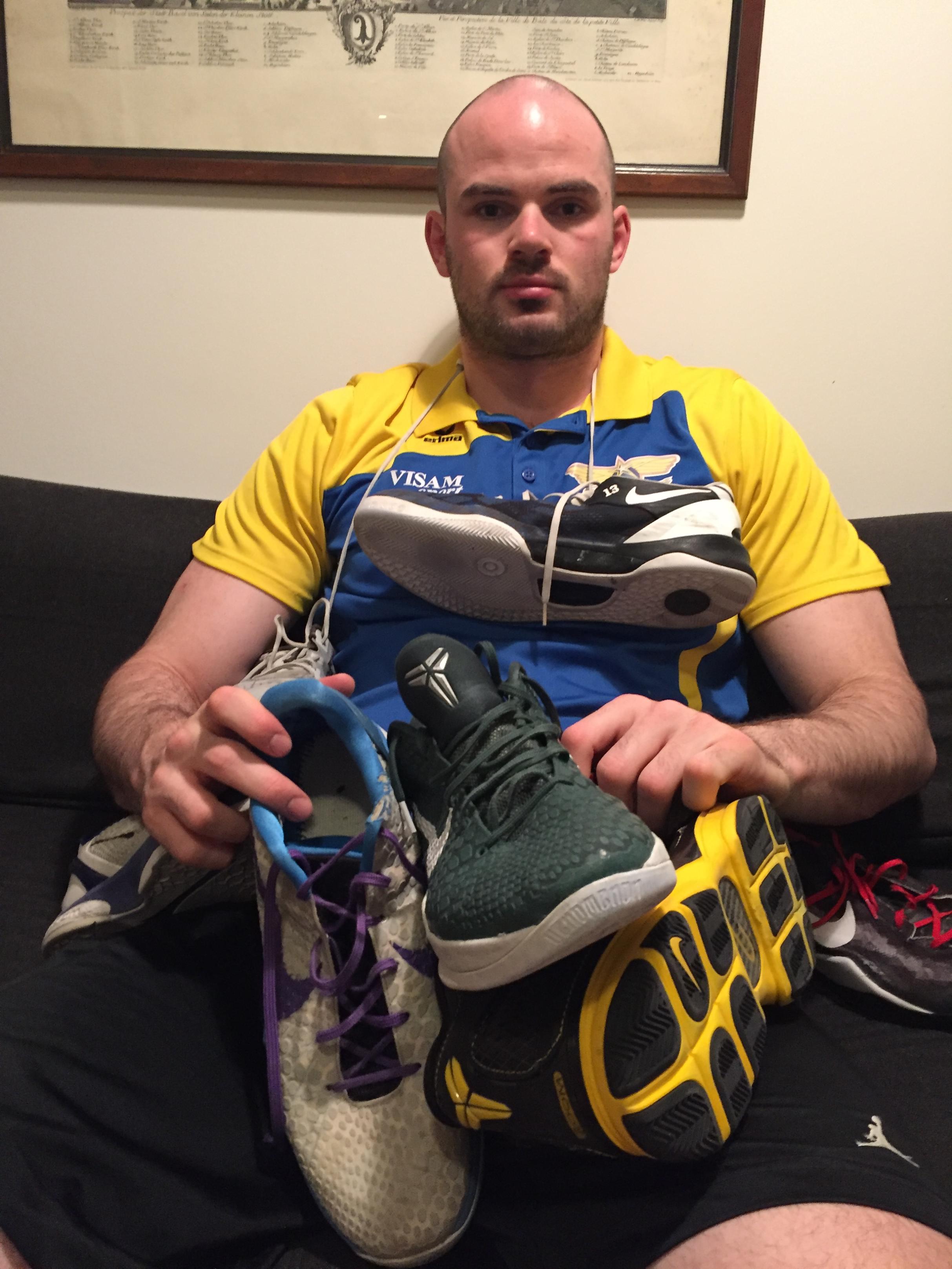 Niels Matter mit seiner Sammlung an Kobe-Schuhen.
