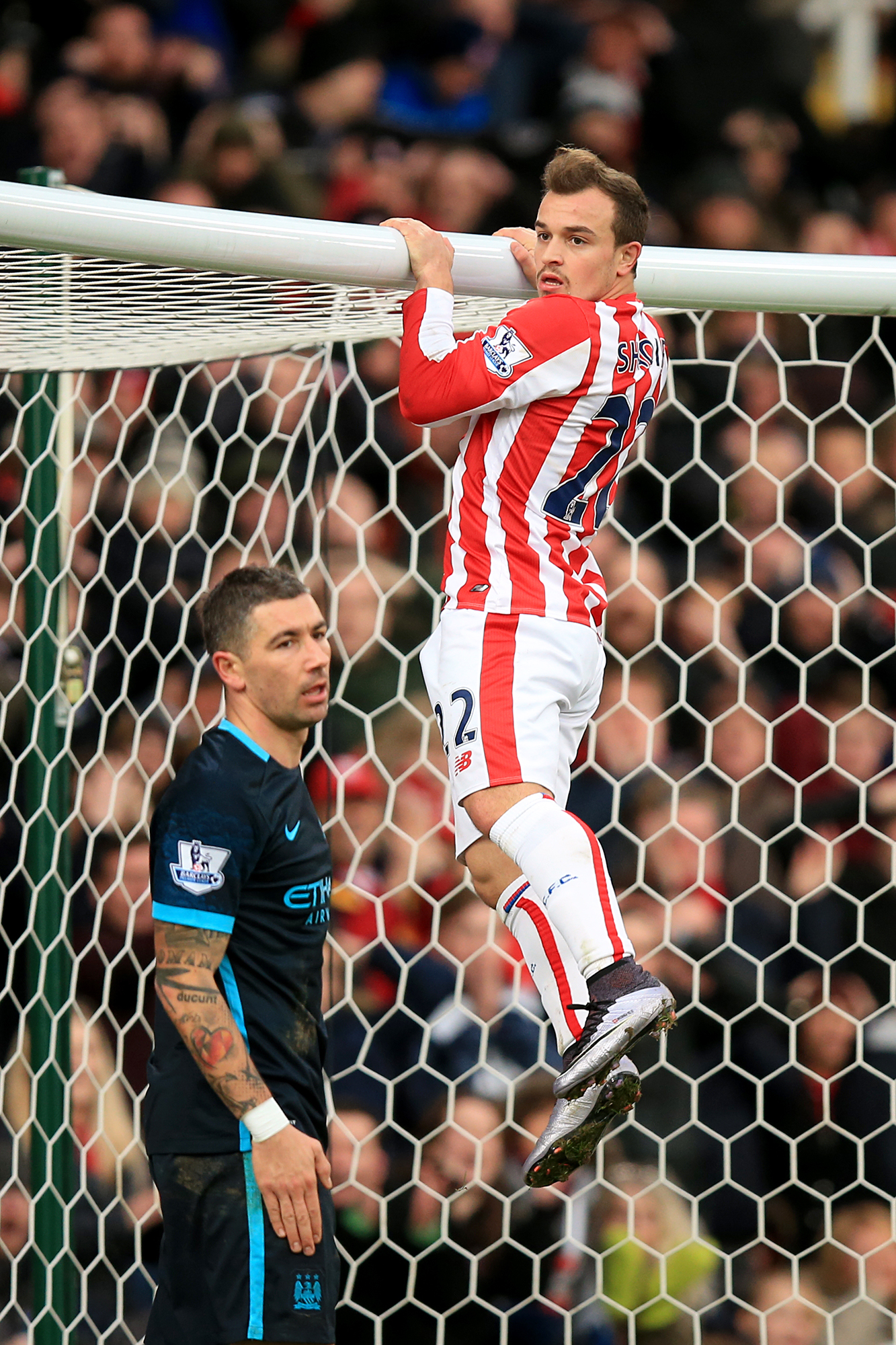 Stoke City's Xherdan Shaqiri swings on the crossbar during the Barclays Premier League match at the Britannia Stadium, Stoke-on-Trent. (KEYSTONE/PRESS ASSOCIATION IMAGES/Mike Egerton)