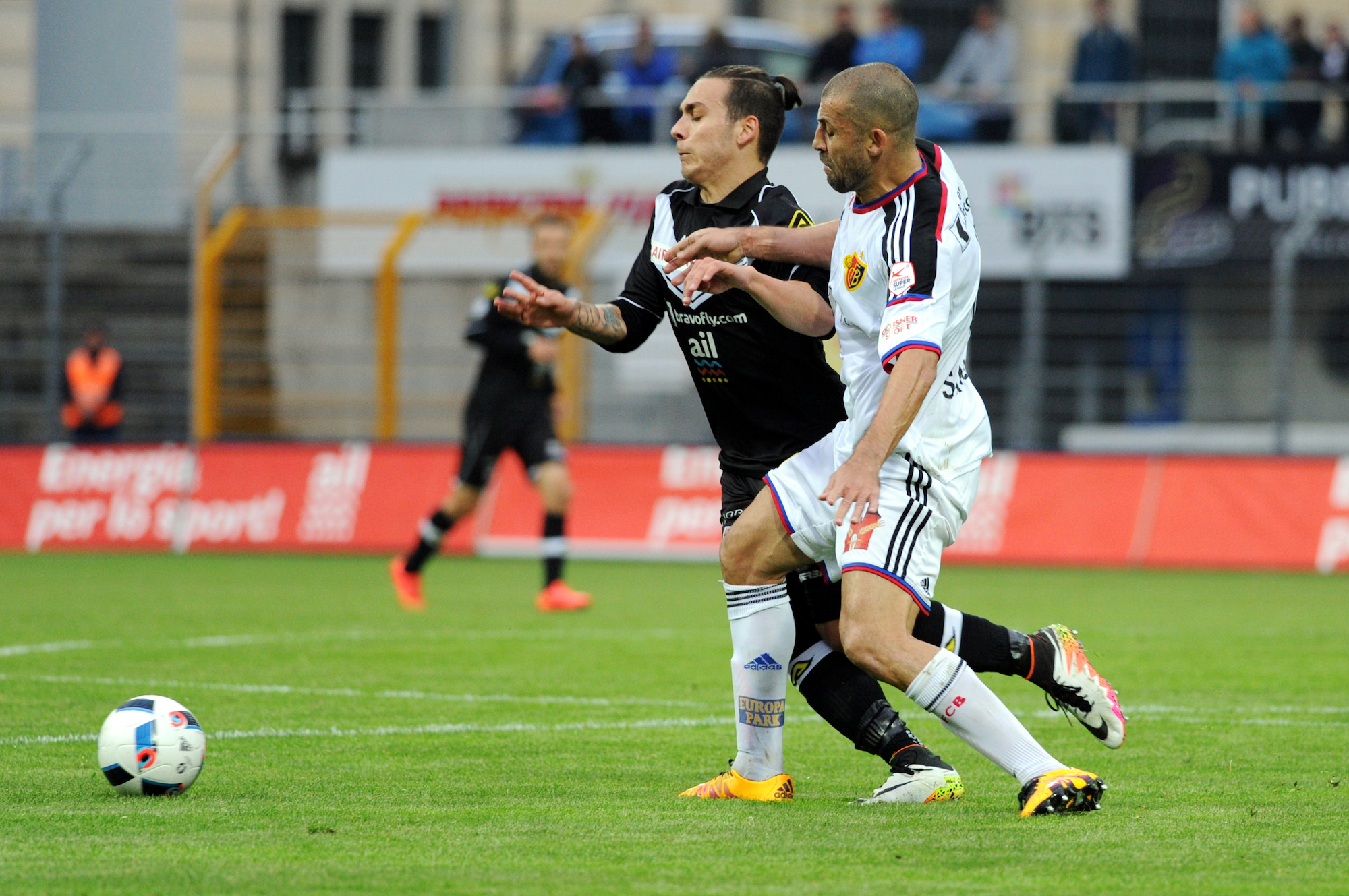 Lugano, 13.04.2016, Fussball Super League, FC Lugano - FC Basel, Anastasios Donis (Lugano) gegen Walter Samuel (Basel) (Tatiana Scolari/EQ Images)