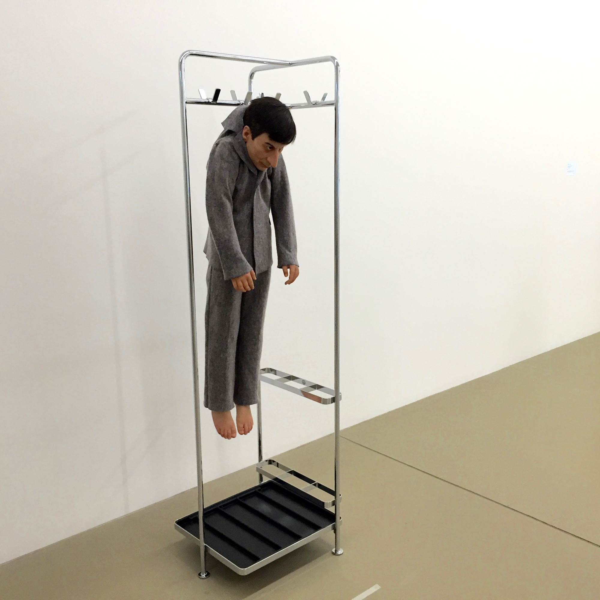 Maurizio Cattelan hängt das verkleinerte Selbst im Beuysschen Filzanzug in die Garderobe und verkündet: «La rivoluzione siamo noi»