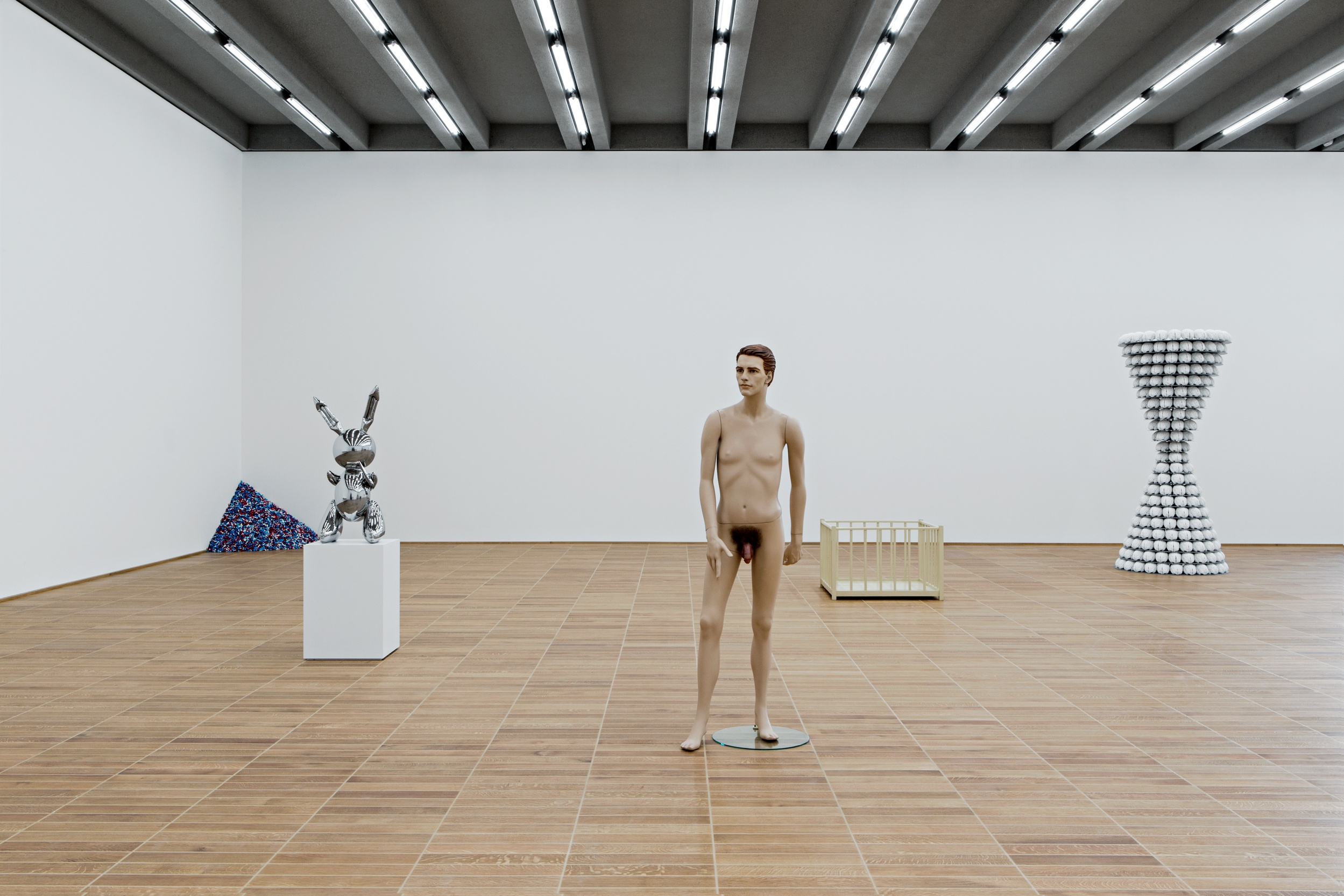 Eine Däfeli-Ecke (Felix Gonzalez-Torrez), ein verchromter Hase (Jeff Koons), eine Schaufensterpuppe (Charles Ray), ein Laufgitter (Robert Gober) und gestapelte Hirne (Katharina Fritsch): Das ist die plastische Kunst der 1980er-Jahre.