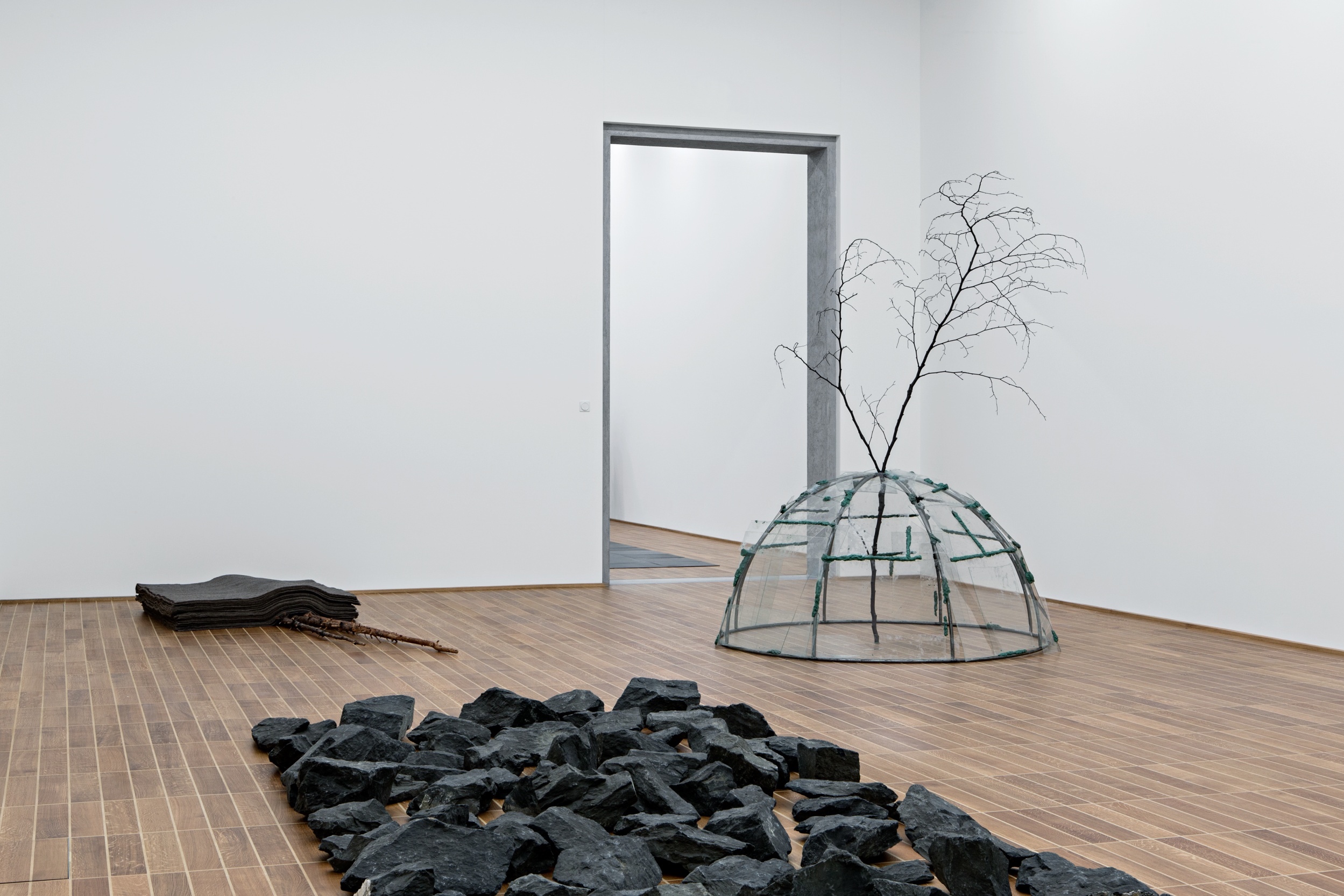 Der erweiterte Kunstbegriff mit Beuys' «Schneefall», Richard Longs «Stone Line» und einem Glas-Iglu von Mario Merz («Aqua scivola»).