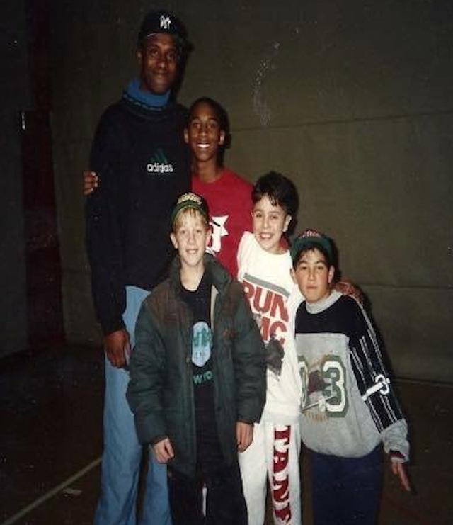Leser Pascal van Giessen, damals Schüler an der ISB, hat uns ein Bild von Kobe mit Vater Joe Bryant und Schulkameraden in Bottmingen zugespielt.