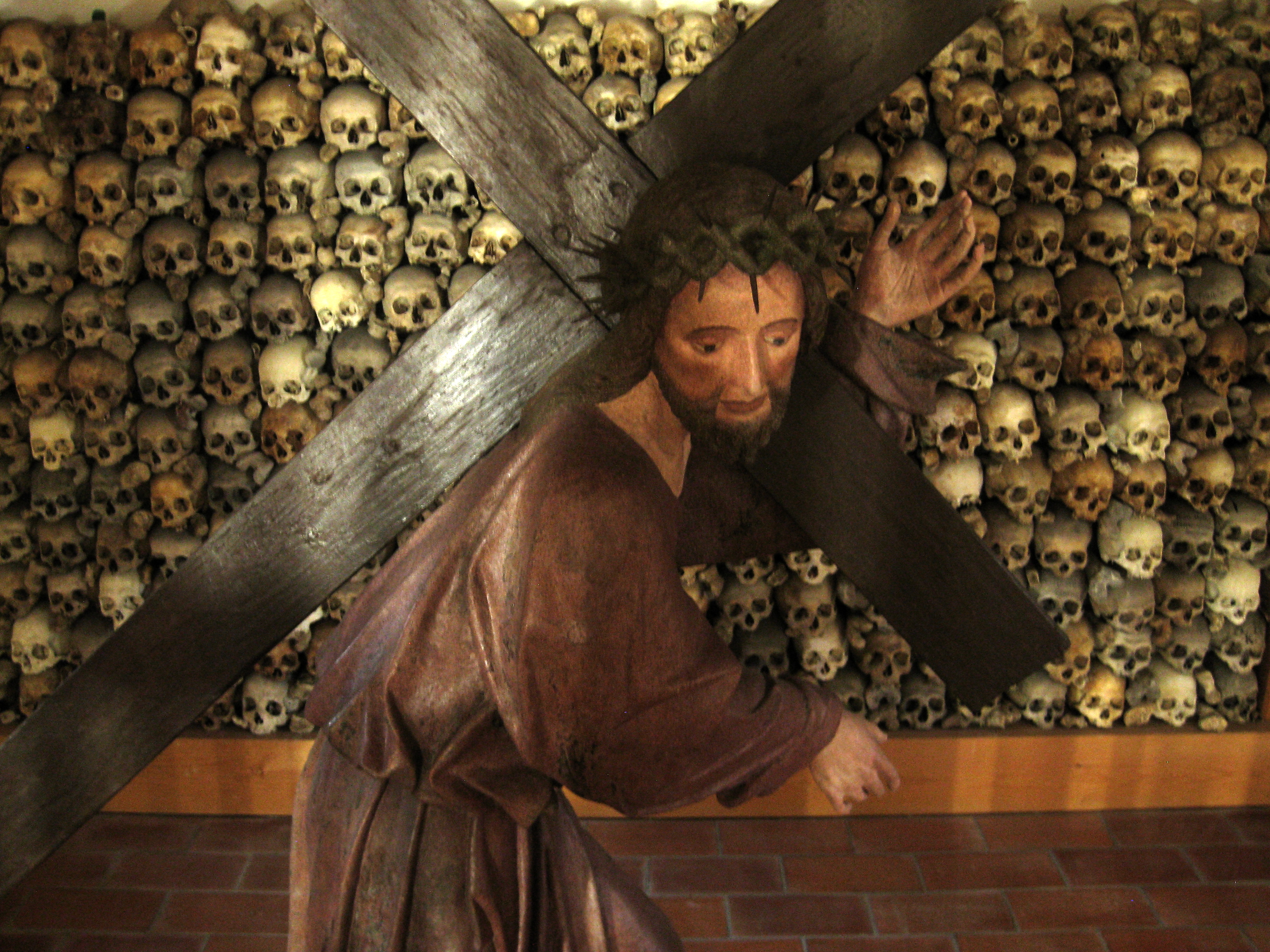 Jesus und die Schädelfassade im Beinhaus.
