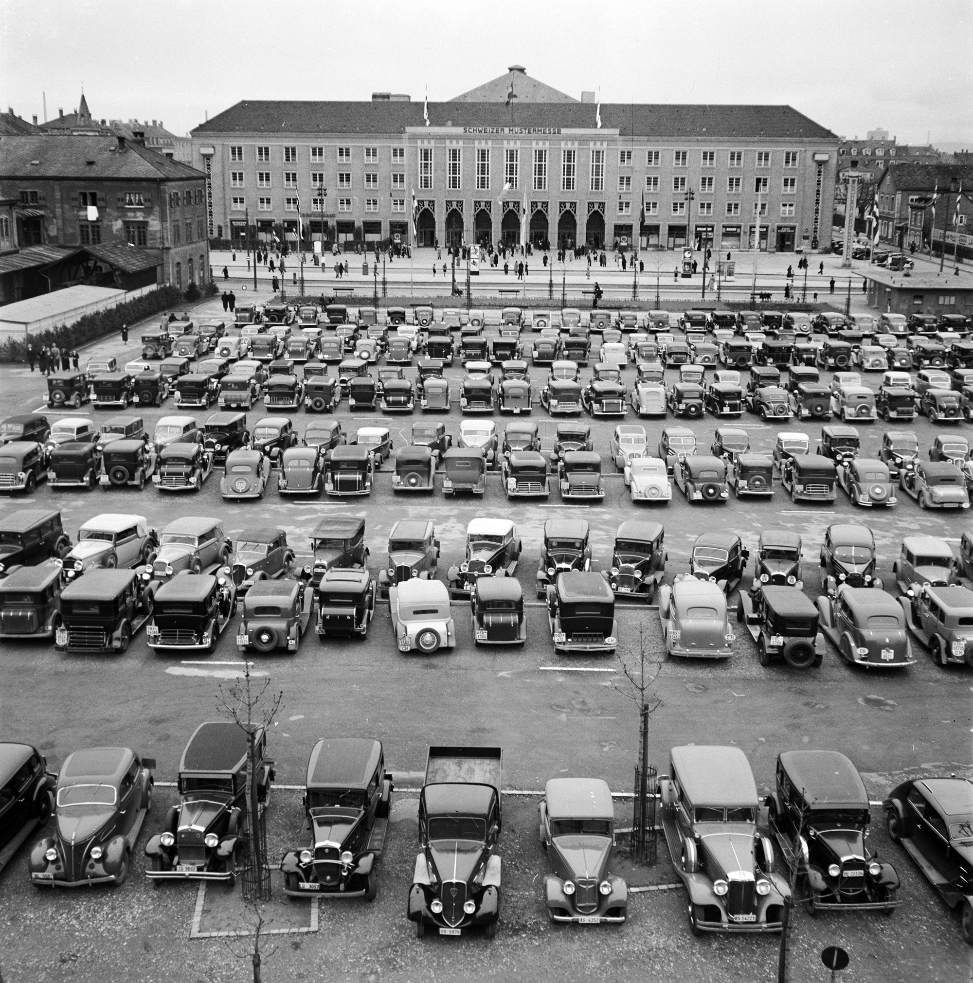 Die Maschinenfabrik Oerlikon zeigt an der 37. Mustermesse in Basel im Vordergrund einen grossen Dreiphasen-Regulier-Transformator und darüber ein halbes Statorgehäuse zu einem Generator, aufgenommen im April 1953.