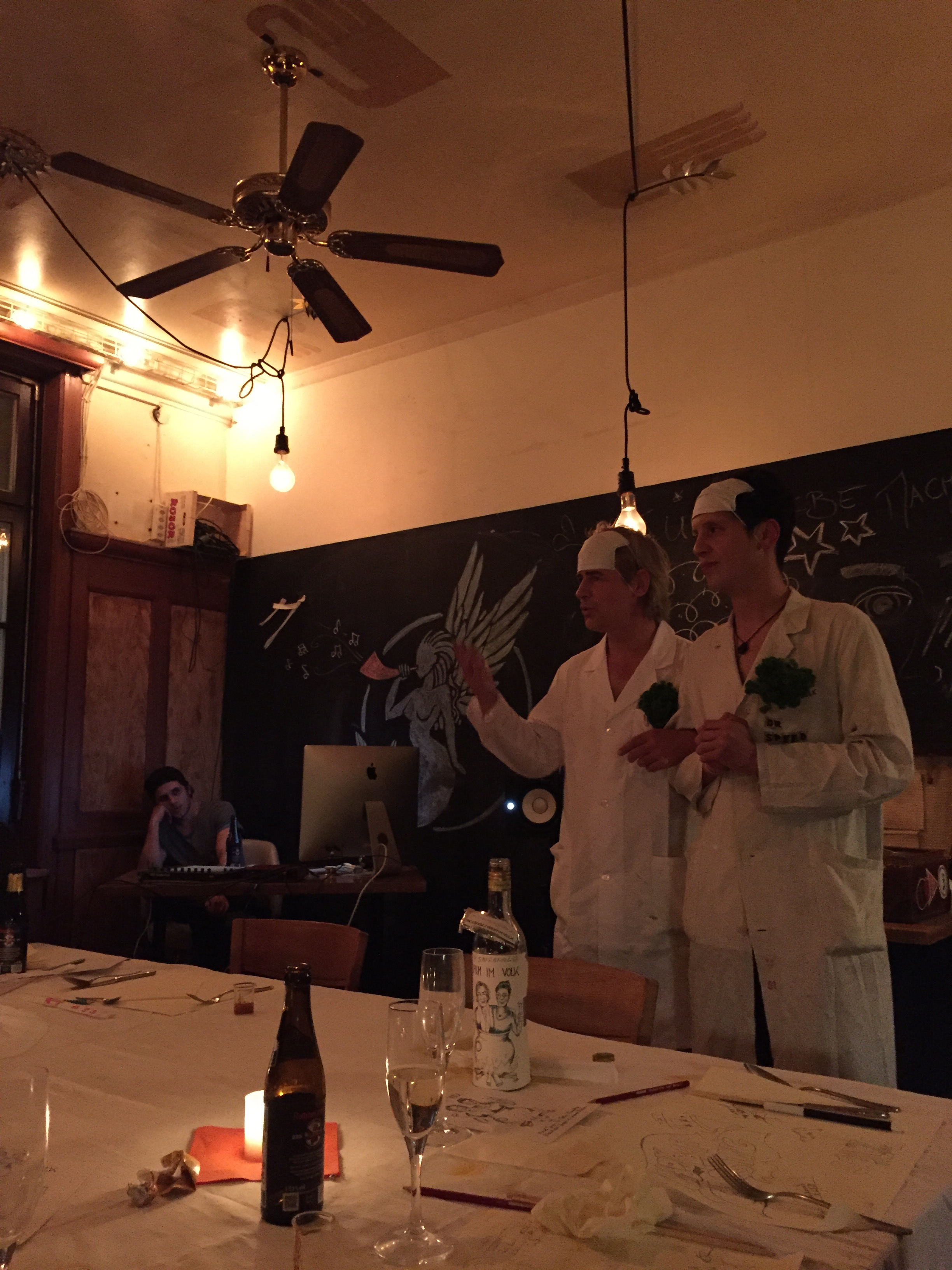 Doktoren ohne hippokratischen Eid: Felix Vidensky und Marcel Juoja.