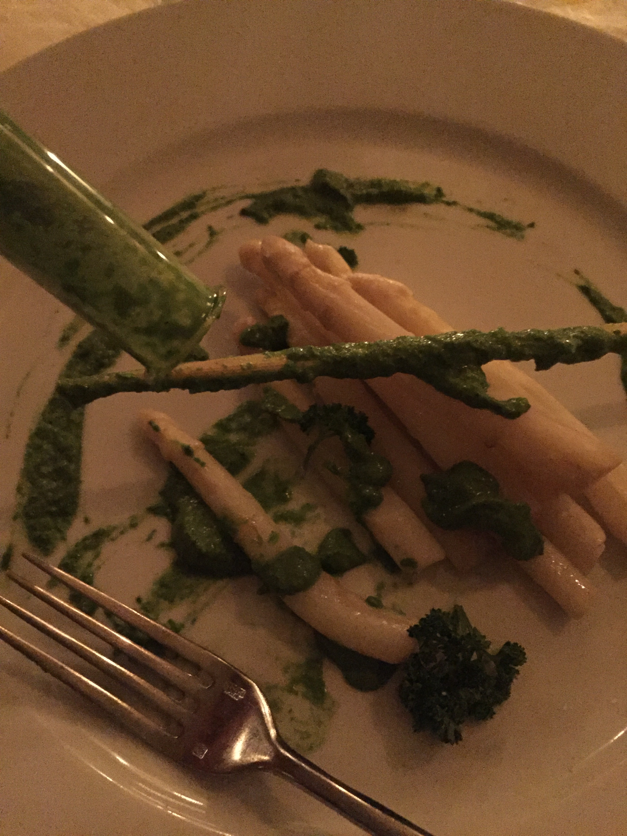 Der Spargel ist nur Beilage, die Magie dieses Gerichts liegt in der Petersiliensauce. 