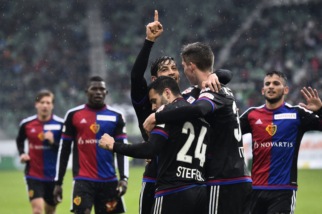 Die Basler Davide Calla, hinten, und Cedric Itten, jubeln um 0:7 Torschuetzen Renato Steffen, unten, im Fussball Super League Spiel zwischen dem FC St. Gallen und dem FC Basel, am Sonntag, 17. April 2016, in der AFG Arena in St. Gallen. (KEYSTONE/Gian Ehrenzeller)