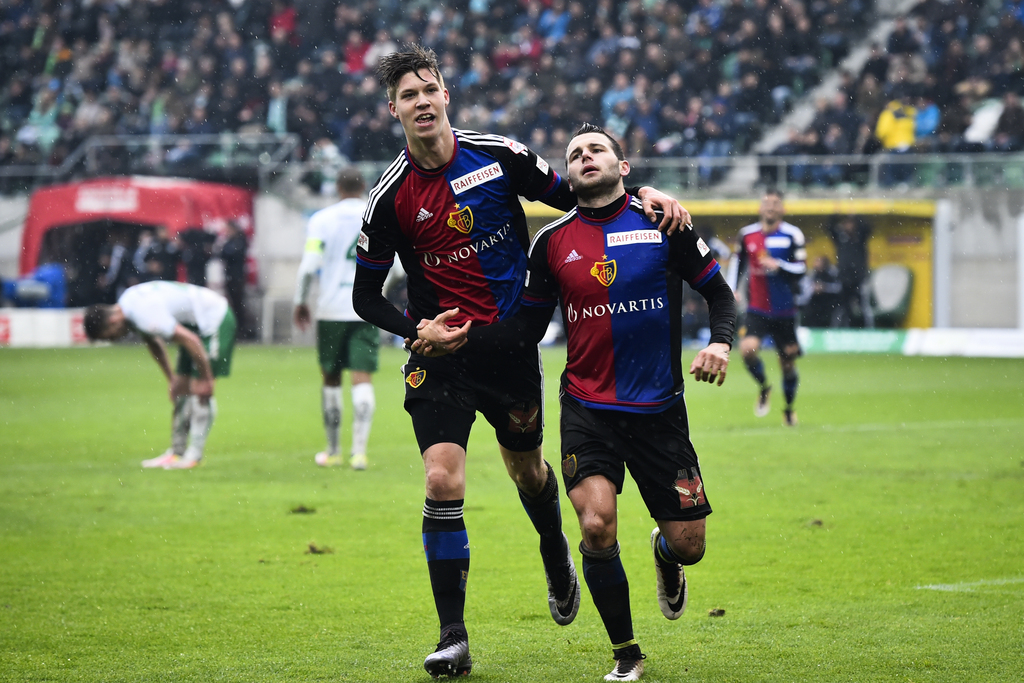 Cedric Itten, links, und Torschuetze Renato Steffen von Basel, jubeln nach dessen Treffer zum 0:7, im Fussball Super League Spiel zwischen dem FC St. Gallen und dem FC Basel, am Sonntag, 17. April 2016, in der AFG Arena in St. Gallen. (KEYSTONE/Gian Ehrenzeller)