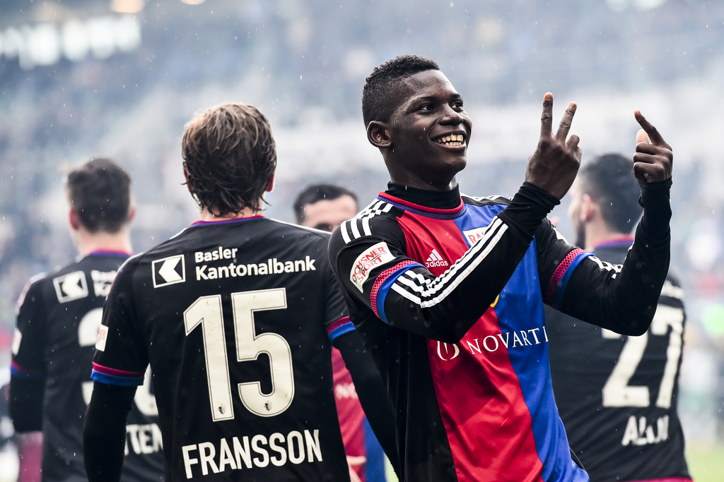 Breel Embolo von Basel jubelt nach seinem Treffer zum 0:6, im Fussball Super League Spiel zwischen dem FC St. Gallen und dem FC Basel, am Sonntag, 17. April 2016, in der AFG Arena in St. Gallen. (KEYSTONE/Gian Ehrenzeller)