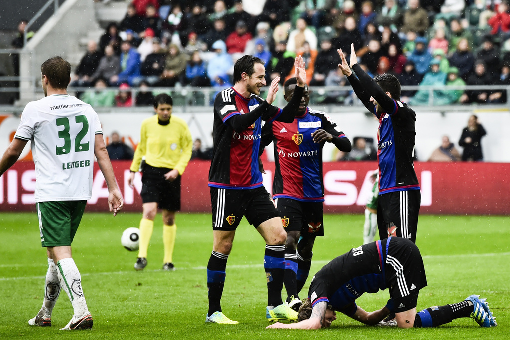 Die Basler jubeln nach dem Treffer zum 0:1 durch Birkir Bjarnason, unten, im Fussball Super League Spiel zwischen dem FC St. Gallen und dem FC Basel, am Sonntag, 17. April 2016, in der AFG Arena in St. Gallen. (KEYSTONE/Gian Ehrenzeller)
