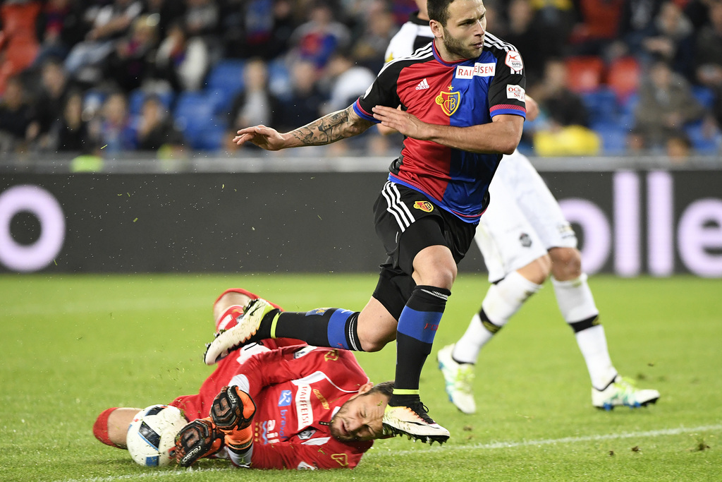 Der Tessiner Torhueter Mirko Salvi, unten, vereitelt eine Chance des Baslers Renato Steffen, oben, im Fussball Meisterschaftsspiel der Super League zwischen dem FC Basel 1893 und dem FC Lugano, im Stadion St. Jakob-Park in Basel, am Mittwoch, 20. April 2016. (KEYSTONE/Georgios Kefalas)