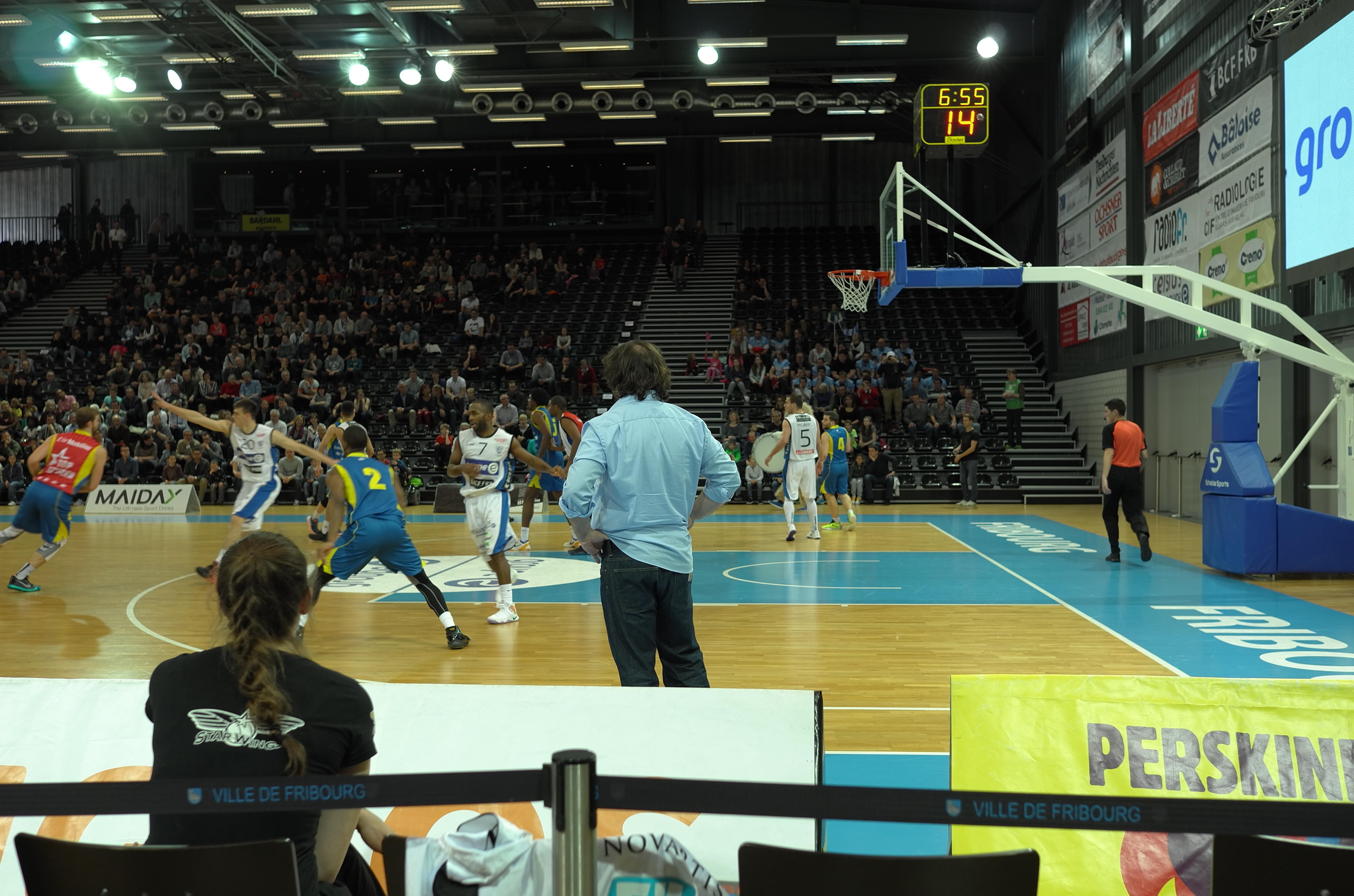 Eindrücke aus der Halle in Fribourg, bei der Partie zwischen den Starwings Basket Regio Basel und dem Rekordmeister.