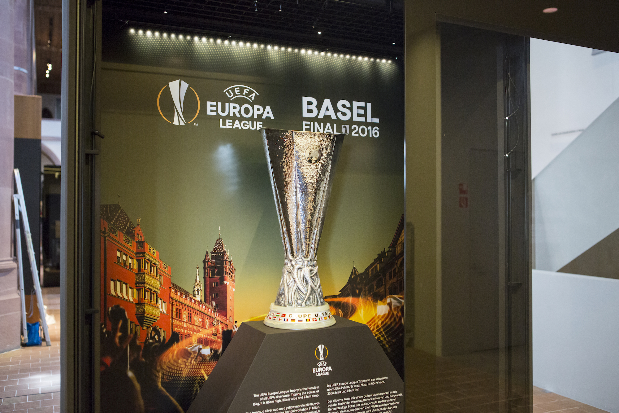 Der Uefa-Pokal für den Gewinner der Europa League im Historischen Museum in Basel im April/Mai 2016.