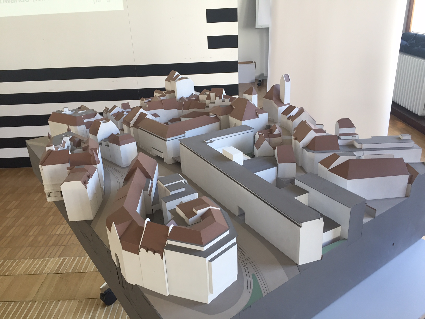 Der neue Spiegelhof sieht von aussen gleich aus wie heute. Im Innern entsteht ein Neubau (weiss).